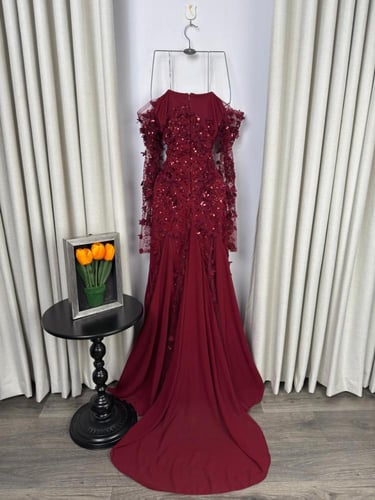 فستان سهرة عنابي ملكي مطرز بأكمام طويلة