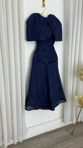 فستان ميدي كحلي دانتيل بكاب وتصميم كورسيه | فساتين...