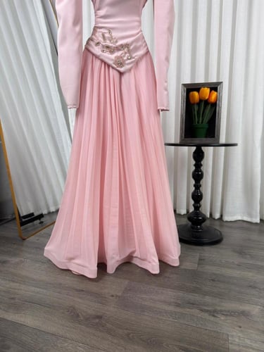 فستان سهرة وردي مطرز يدوي مع شال انسيابي