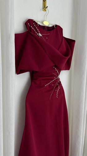 فستان سهرة عنابي قماش باربي بتطريز يدوي كريستال من...