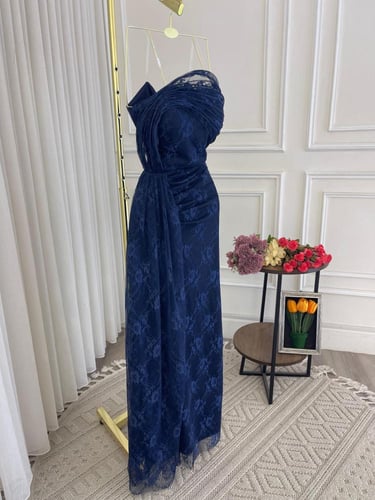 فستان سهرة كحلي دانتيل بقصة ضيقة مع ذيل فاخر