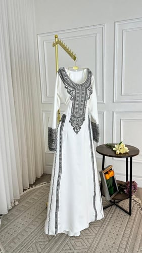 فستان سهره أبيض بتطريز كمبيوتر وفصوص