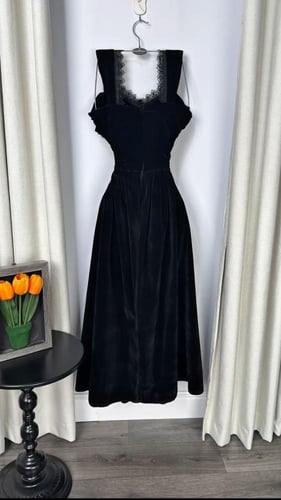 فستان هلو نوني الأسود المخملي بقصة ملتفة ولمسة دان...