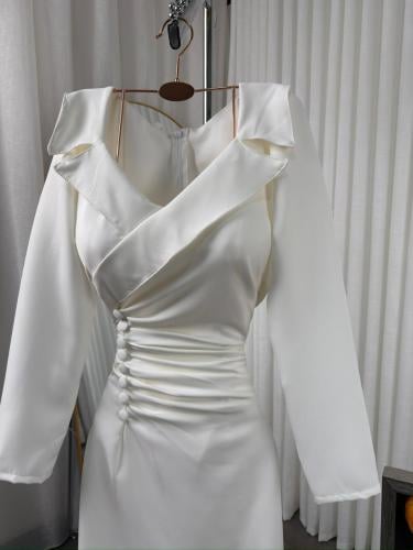 فستان سهرة أبيض لؤلؤي بقصة لف ملكية كم طويل