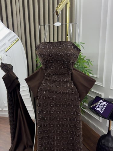 Royal Brown – فستان ملكي بني مطرز بذيل تفته