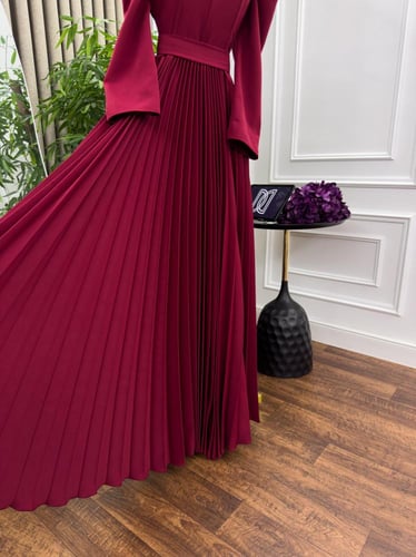 فستان عنابي كسرات ناعم فاخر – Burgundy Pleated Gow...