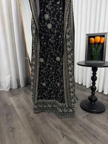 جلابية باربي ملكية مطرزةجلابية بشت ملكية باربي مطر...