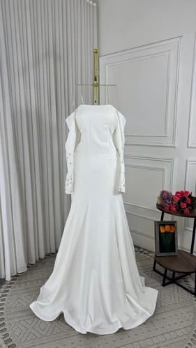 فستان سهرة أبيض فاخر بتطريز يدوي خرز وكريستال