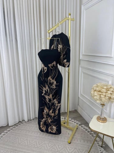 فستان ملكي أسود مطرّز بتصميم فاخر