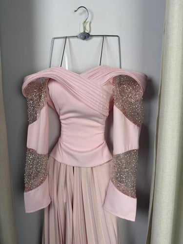 فستان سهرة وردي أوف شولدر بتطريز فاخر