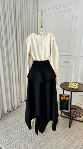 طقم إيليت – بلوزة بيج وتنورة سوداء بتصميم فاخر