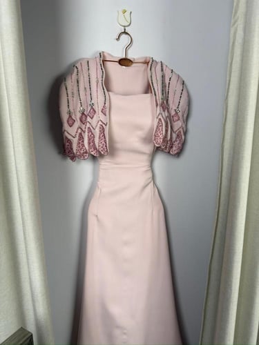 فستان سهرة وردي مع جاكيت مطرّز يدويًا