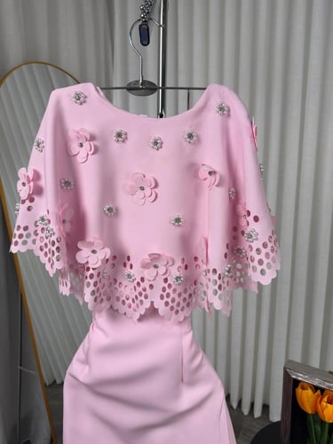 فستان ميدي وردي بليسيه بكاب زهور ليزر وكريستال من...