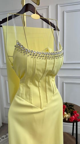 فستان سهرة اصفر بكريستال يدوي وكورسيه ناعم – Yello...