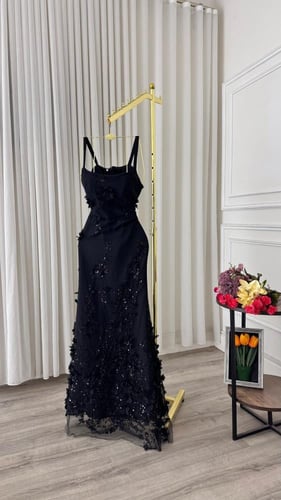 فستان سهرة أسود مطرز بحمالات رفيعة ومبطن باربي