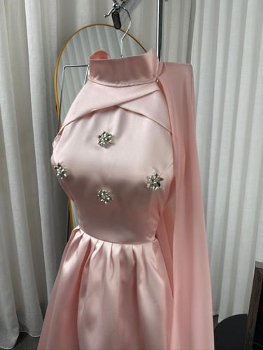 فستان ميدي وردي ميكادو مع شال شيفون وتفاصيل تل — ف...