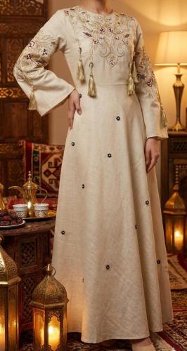 جلابية كتان ملكية مطرزة بالذهب واللؤلؤ بأكمام شراب...