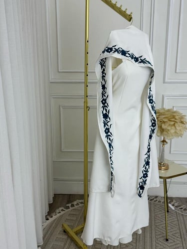 White Elegance | فستان أبيض باربي بتطريز جانبي أزر...