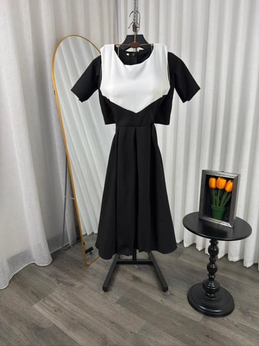 طقم فستان ميدي أسود مع جاكيت قصير مزين بزهور بيضاء...