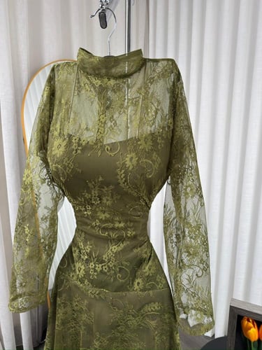 فستان سهرة زيتي دانتيل فاخر مبطن باربي بقصة ملكية