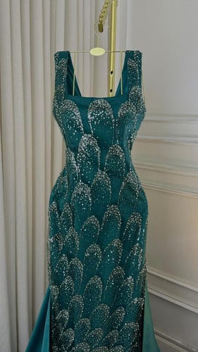 فستان سهرة اخضر زمردي بفيونكة لؤلؤ وذيل طويل – Eme...