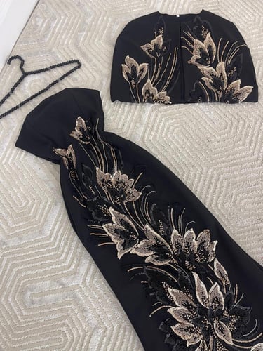 فستان ملكي أسود مطرّز بتصميم فاخر