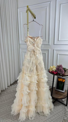 فستان سهرة تل طبقات بصدف معقود ولمسات ترتر – Layer...