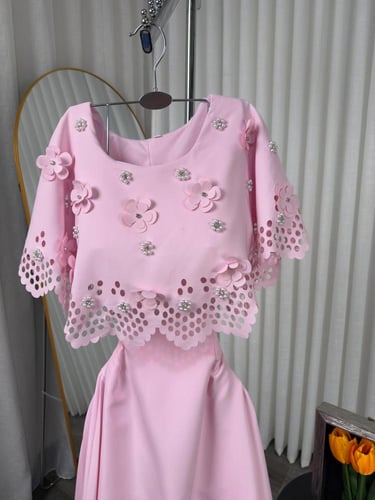 فستان ميدي وردي بليسيه بكاب زهور ليزر وكريستال من...