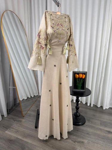 جلابية كتان ملكية مطرزة بالذهب واللؤلؤ بأكمام شراب...