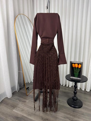 فستان ميدي بني للمناسبات بقماش باربي وتطريز سلاسل...