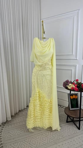 فستان سهرة اصفر فاتح مزين بالترتر مع كشكش وطبقة شي...