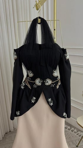 فستان سهرة أسود وبيج بتطريز لؤلؤ فاخر