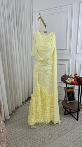 فستان سهرة اصفر فاتح مزين بالترتر مع كشكش وطبقة شي...