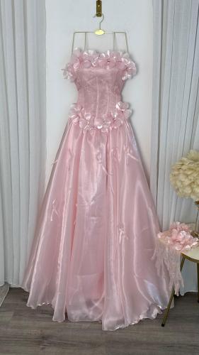 فستان سهرة وردي أورجنزا مطرّز بالورود اليدوية والد...