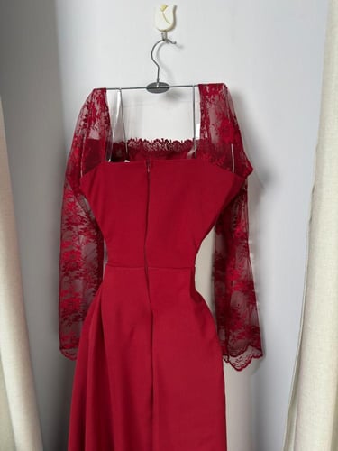 فستان سهرة أحمر دانتيل بأكمام شفافة