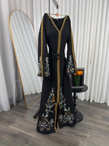جلابية نجدية سوداء بتطريز كريستال مكثف وكلفة ذهبية...