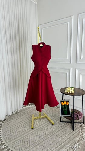 طقم Burgundy Grace – بلوزة وتنورة بتفصيل ناعم ووقا...