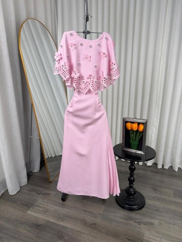 فستان ميدي وردي بليسيه بكاب زهور ليزر وكريستال من...