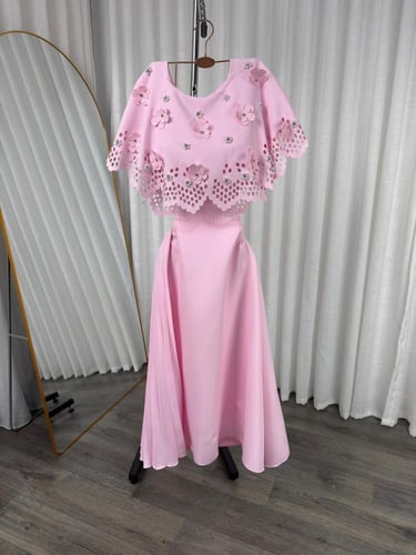 فستان ميدي وردي بليسيه بكاب زهور ليزر وكريستال من...