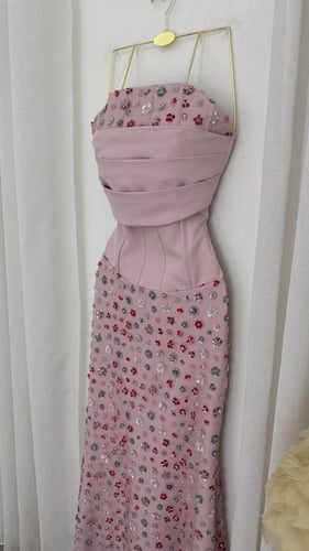 فستان سهرة وردي باربي بتطريز خرزي وقصة كورسيه