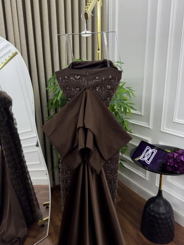 Royal Brown – فستان ملكي بني مطرز بذيل تفته