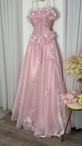 فستان سهرة وردي أورجنزا مطرّز بالورود اليدوية والد...