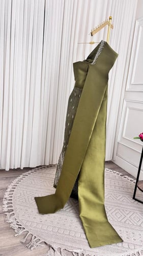 فستان سهرة زيتوني فاتح كت واحد مطرز لولو وكرستال –...