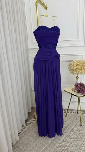 فستان سهرة بنفسجي ملكي بتطريز يدوي فاخر وكسرات جان...