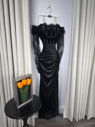 فستان سهرة مخمل أسود أوف شولدر بأكمام دانتيل