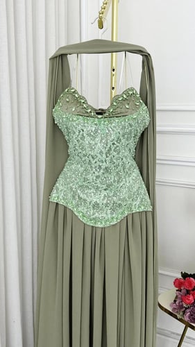 فستان سهرة أخضر زيتي مطرّز بدانتيل ولؤلؤ يدوي