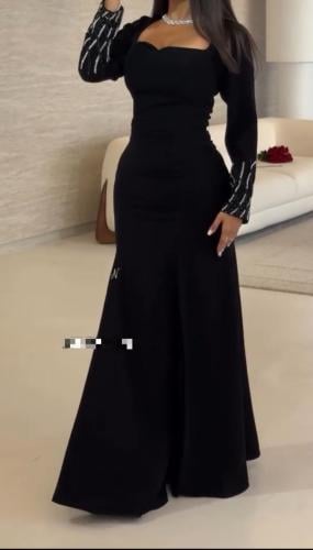 فستان سهرة أسود بأكمام مطرزة يدويًا