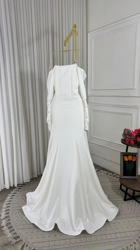 فستان سهرة أبيض فاخر بتطريز يدوي خرز وكريستال