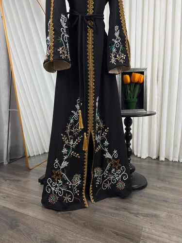 جلابية نجدية سوداء بتطريز كريستال مكثف وكلفة ذهبية...