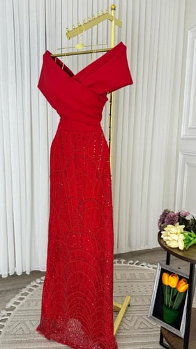 فستان Scarlet Allure – فستان سهرة أحمر فخم بتطريز...